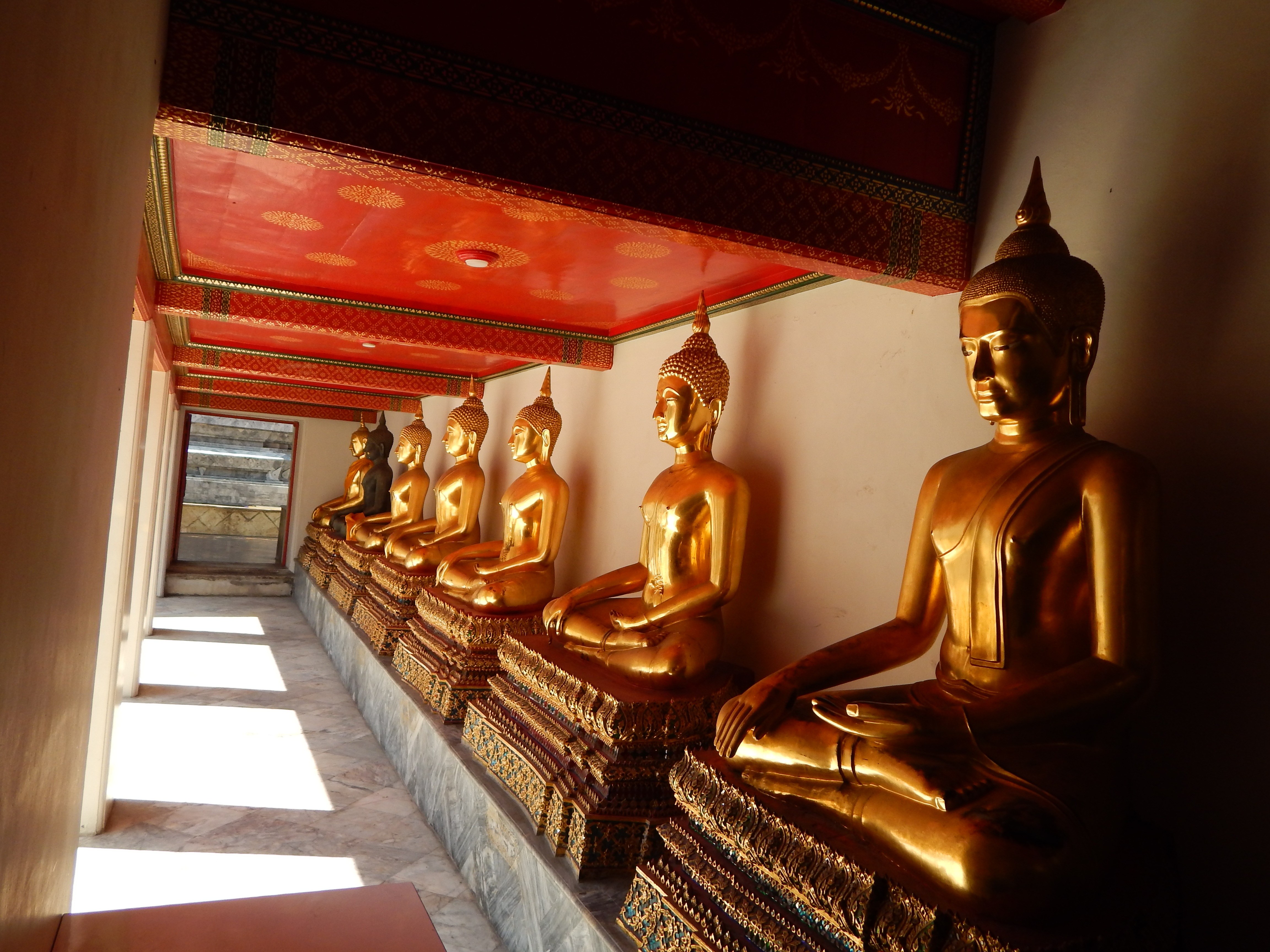 Будд отель. Будда буддистский храм. Буддизм Тхеравада храм. Будда в Бангкоке. Буддистский храм Хинаяны.